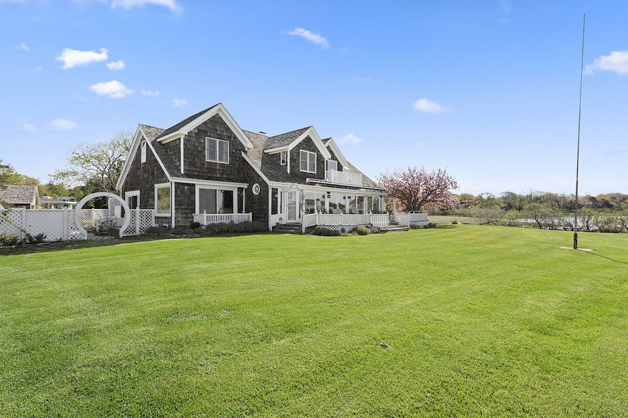MansionGlobal's tweet image. Iconic Model’s Longtime Hamptons Residence Asks $9.85M mansion.global/2H767xE