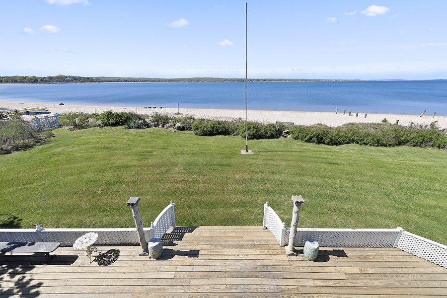 MansionGlobal's tweet image. Iconic Model’s Longtime Hamptons Residence Asks $9.85M mansion.global/2H767xE