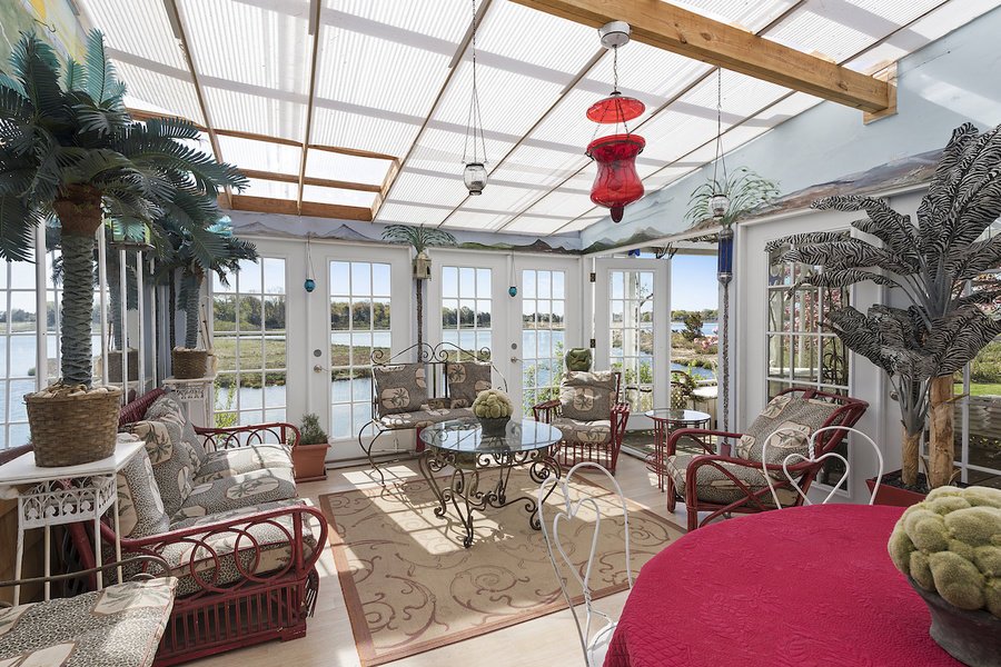 MansionGlobal's tweet image. Iconic Model’s Longtime Hamptons Residence Asks $9.85M mansion.global/2H767xE