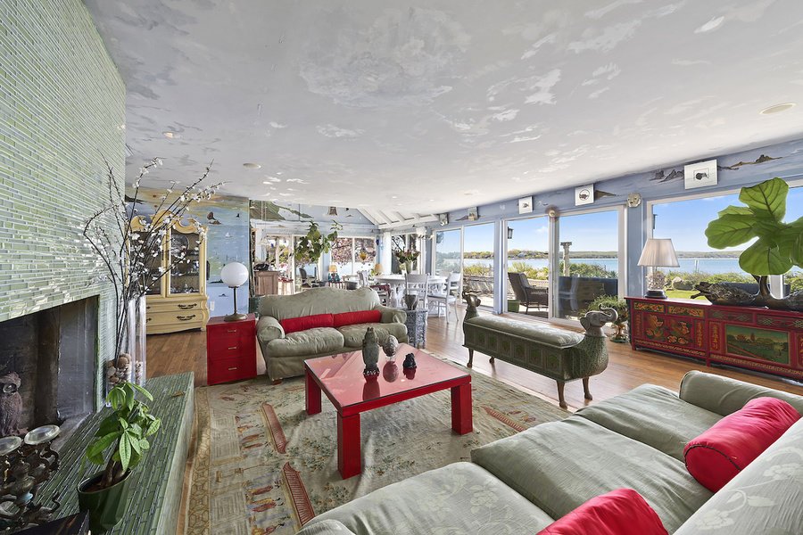 MansionGlobal's tweet image. Iconic Model’s Longtime Hamptons Residence Asks $9.85M mansion.global/2H767xE