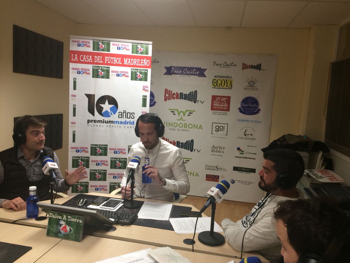 IvoVillar's tweet photo. Otra gran tarde de radio, esta vez aprendiendo de @jllesma acercando un poco más el mundo de nuestros grandes colegiados madrileños
Entrevista muy didáctica y recomendable
QUE BONITO PODER DISFRUTAR DE @Balon_Tierra
https://t.co/NLgLZjslvD
#BalonATierra
#Programa76 https://t.co/otiQ3Bt1JD