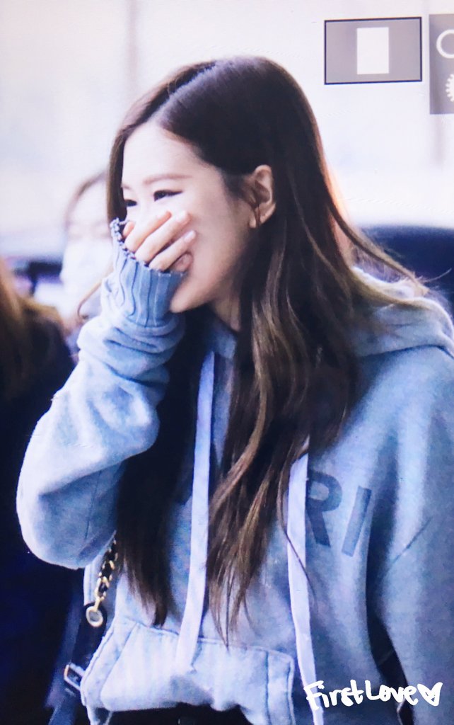 firstlove_rose's tweet photo. 180405 인천입국 

😗💗

#블랙핑크 #로제 #BLACKPINK #ROSÉ https://t.co/RbTxdGcc3L