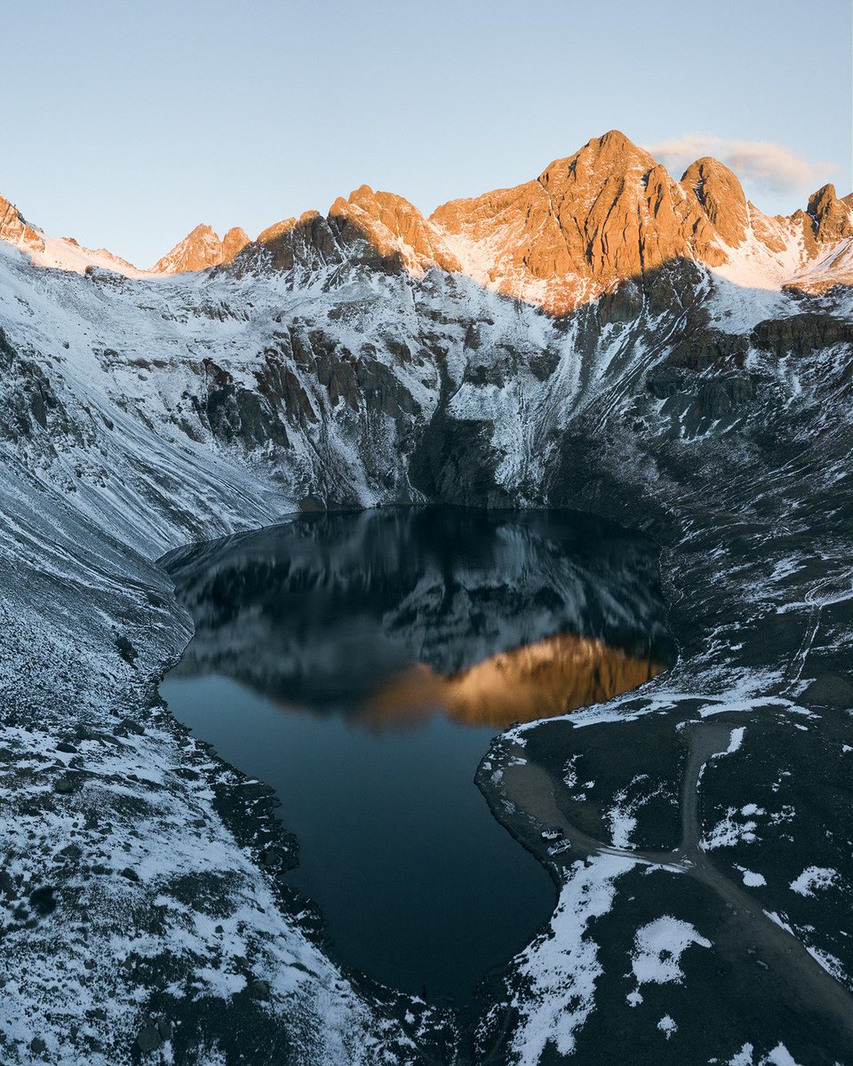 Colorado's tweet image. &quot;@TheNatureTweets: First sunlight hits the mountain-tops at a high-altitude lake in #Colorado&quot;