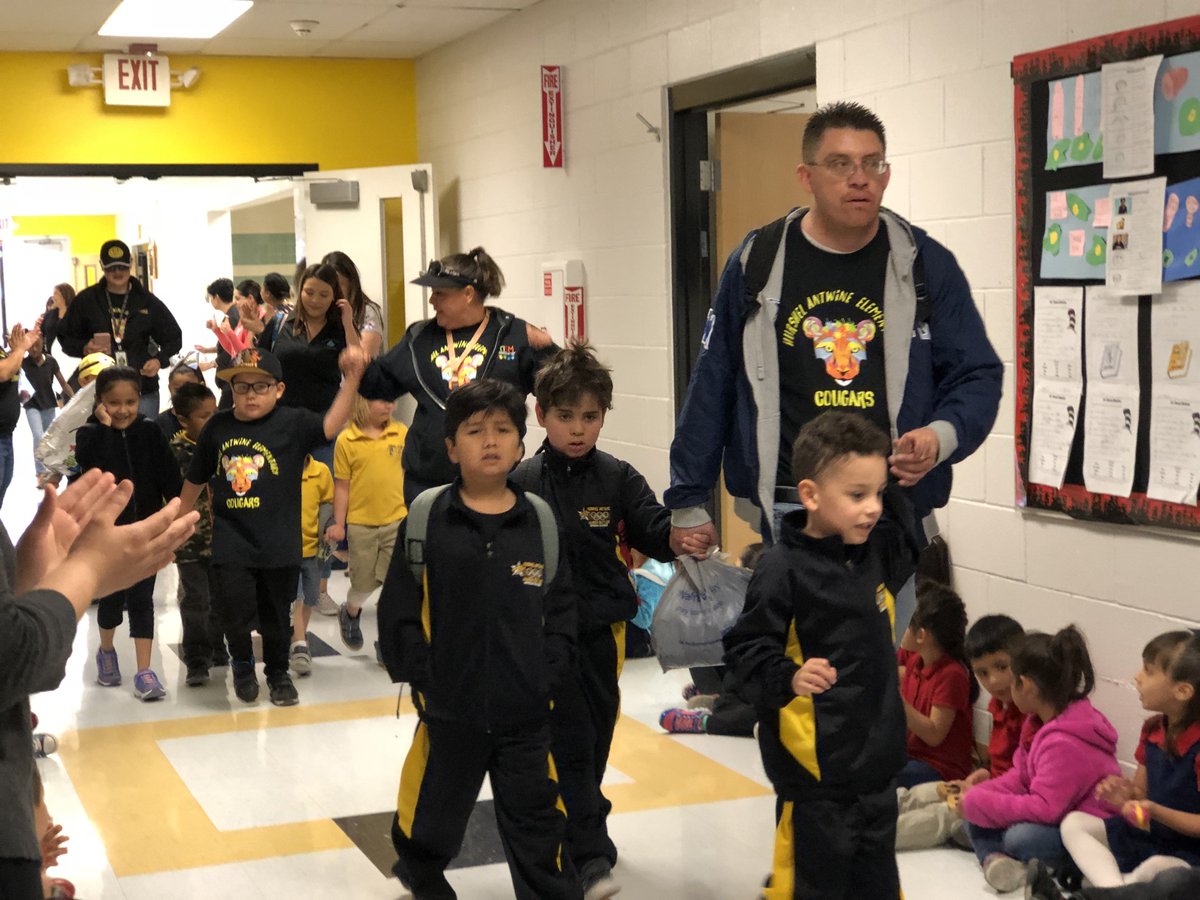 Egamez_SISD's tweet image. Parade for our Courageous Cougars before the Spring Games 🐾🐾#TeamAntwine #SpringGames