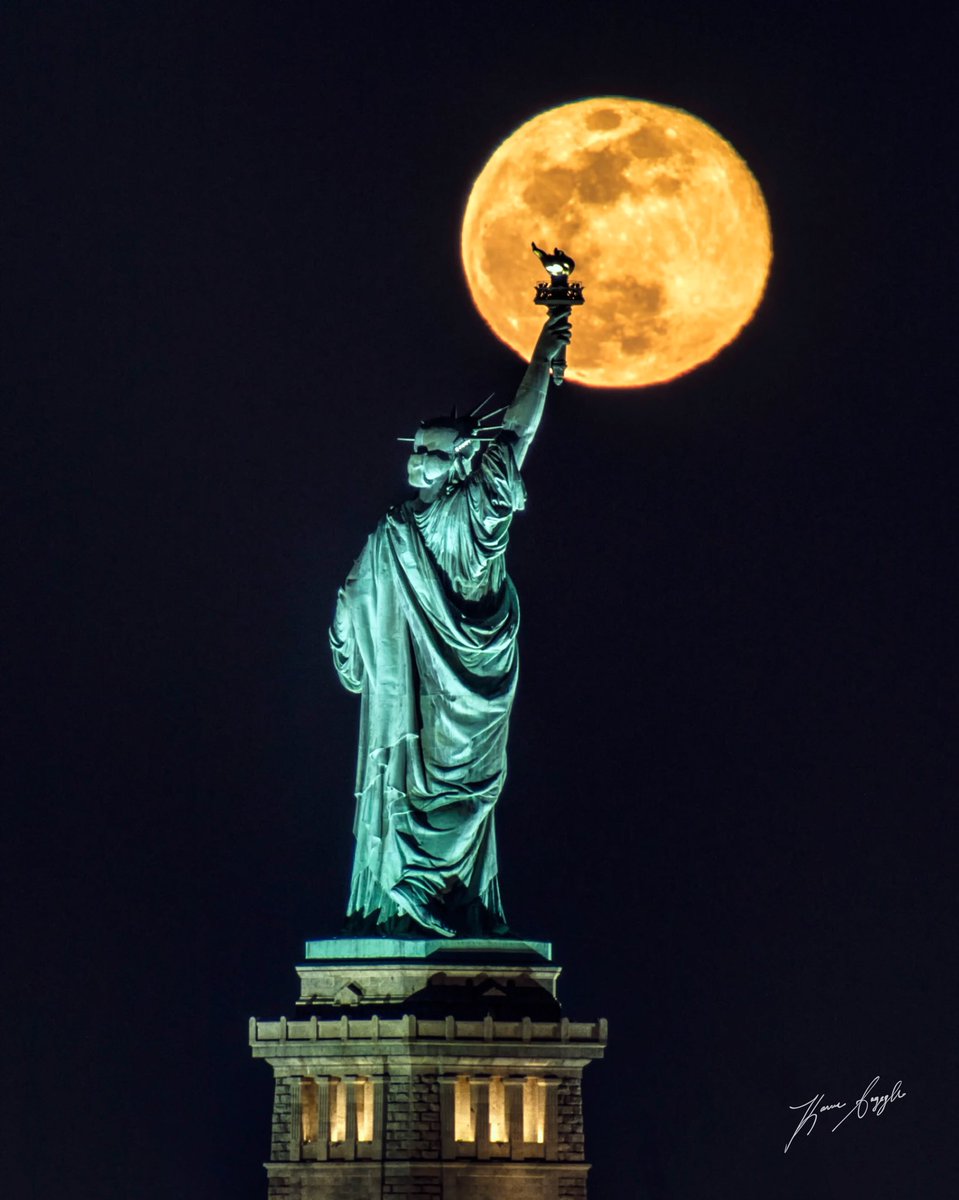 KSayeghPhoto's tweet photo. The moon does not fight. It keeps to its course, but by its very nature, it gently influences. What other body could pull an entire ocean from shore to shore? The moon is faithful to its nature and its power is never diminished. 
~ Ming-Dao Deng

#YourShot #fullmoon #NatGeo https://t.co/IAq6KEgXix