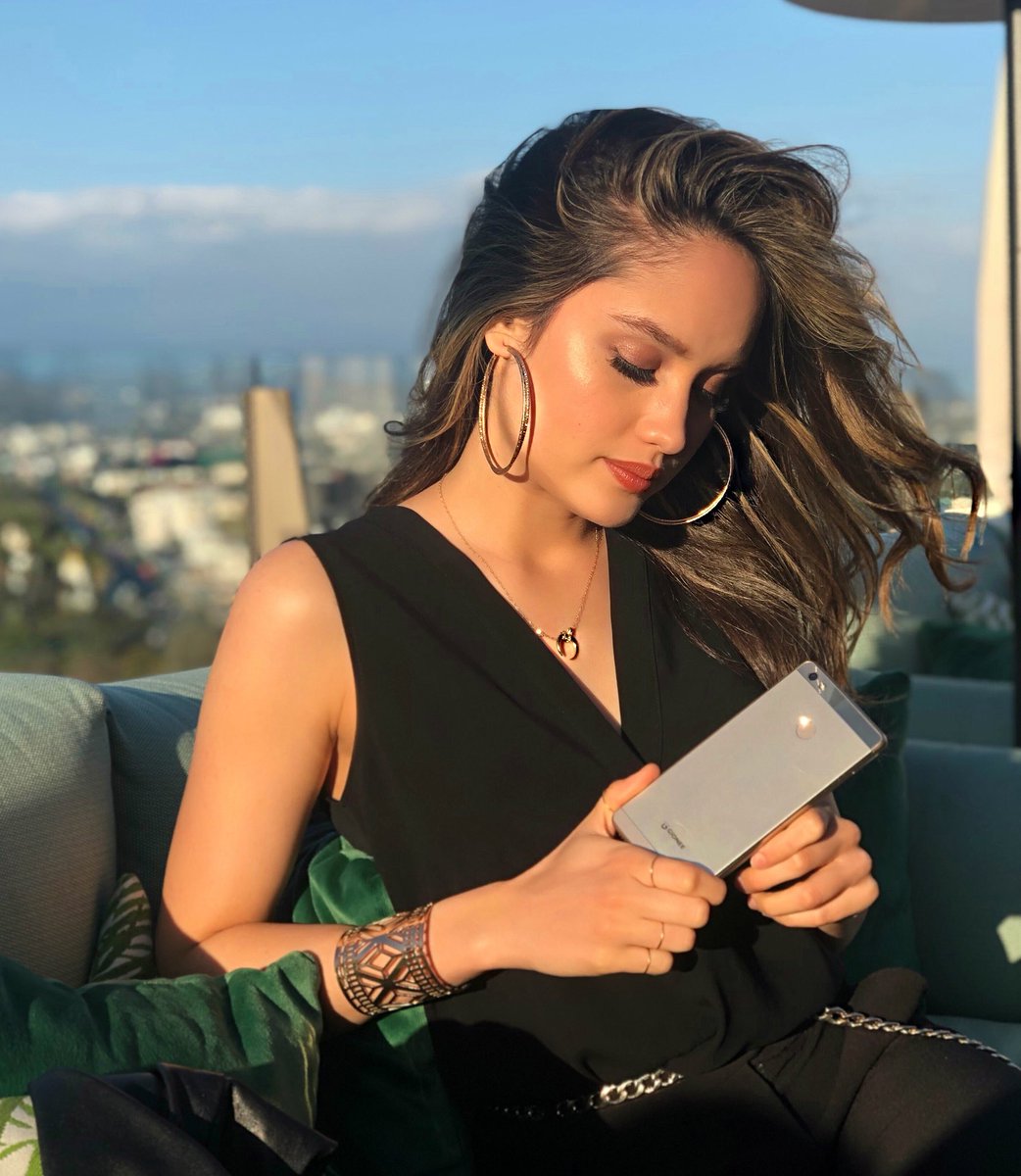 xrahmathekiehlx's tweet photo. Ada berita terbaru dari @xcintakiehlx loh di website CLK. Penasaran? Check this out: https://t.co/ipPS1c3hb5 @HerdianaKiehl @cintalauraFC @GioneeInd https://t.co/dXwa2MuDDf