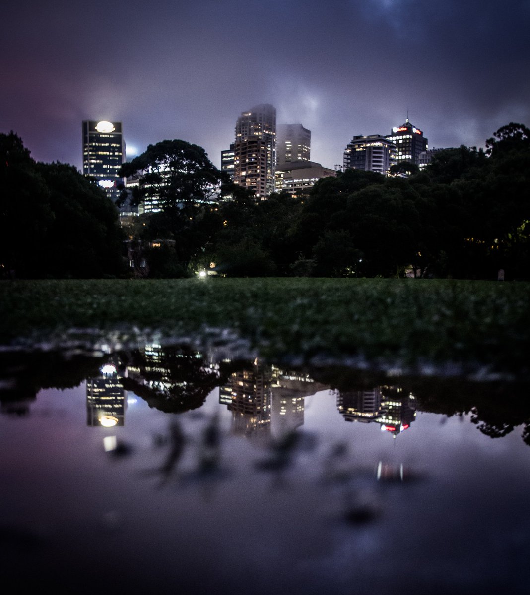 A great Cause <a href="/LDAwards/">ldawards</a> !! Caught this going for a walk in the local park at the time down under... #LiquidLight @iGuzziniUK #UNICEF #Neutralbay