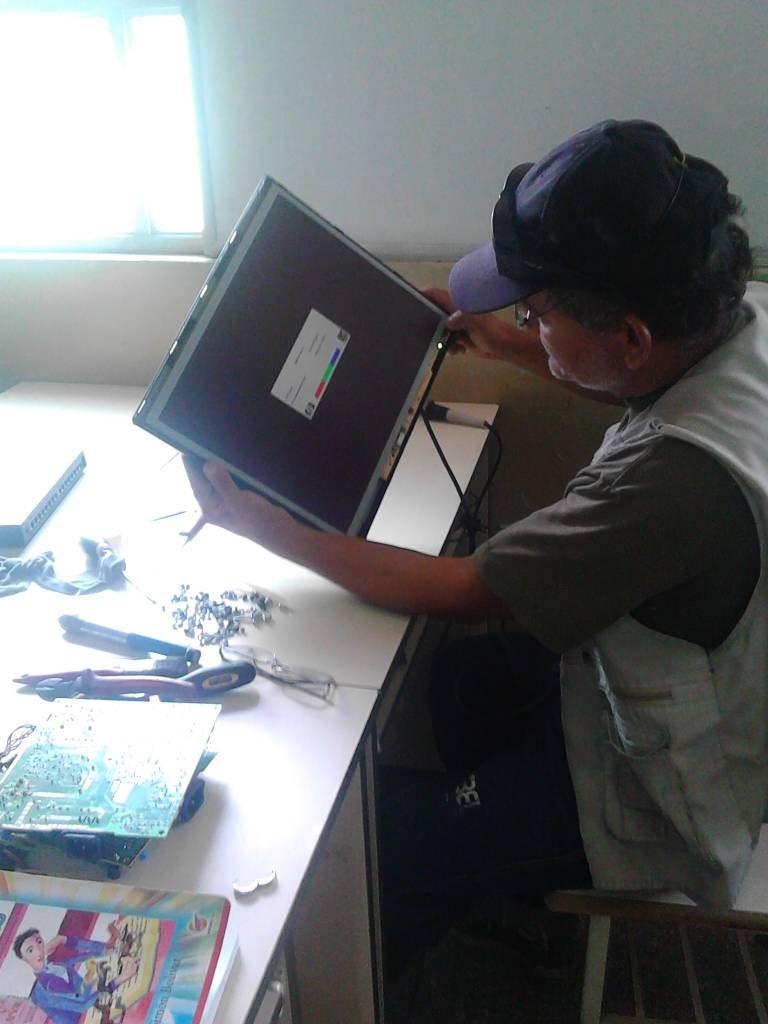 cbitcarabobo's tweet photo. #Hoy es el 3er día de rehabilitación del CBIT Mahatma Gandhi; en esta oportunidad #ReparaciónDeMonitores @Fundabit @vane_prieto @SalaCarabobo @DhelizAlvarez @JauaMiranda @MPPEDUCACION https://t.co/2dej1l7Fun