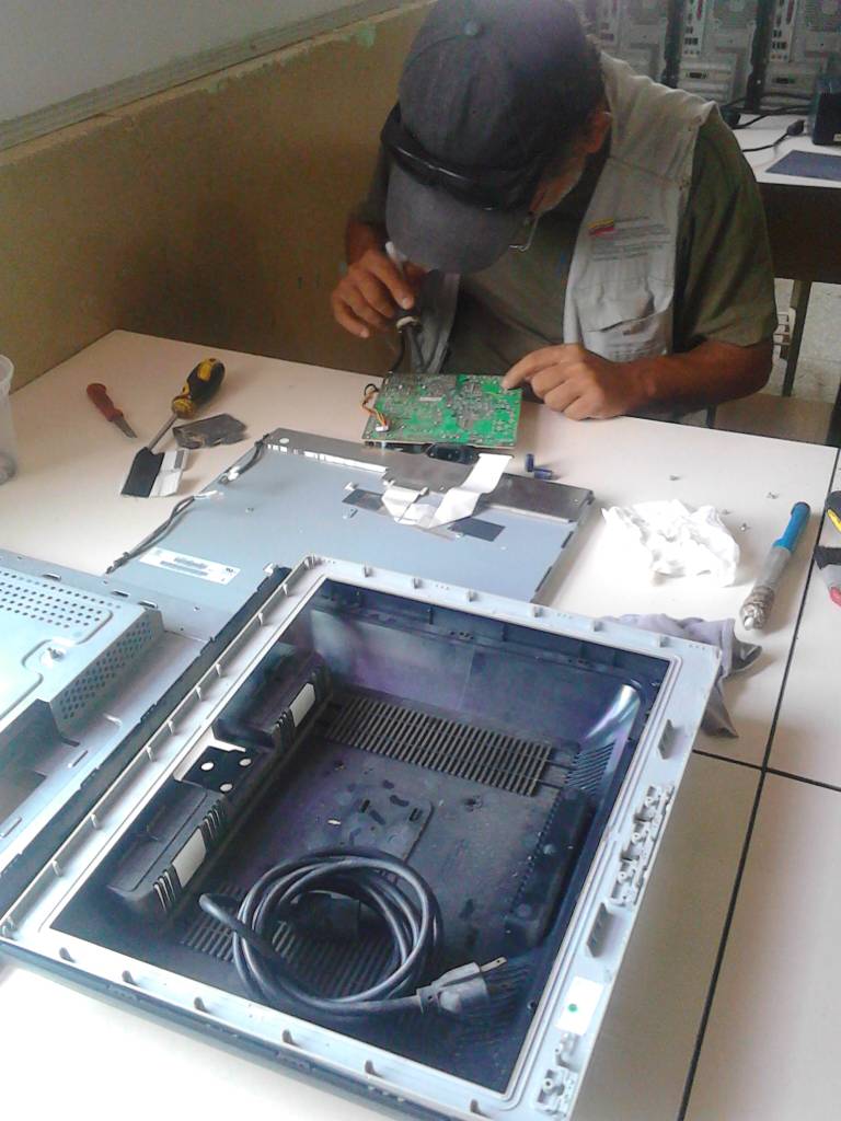 cbitcarabobo's tweet photo. #Hoy es el 3er día de rehabilitación del CBIT Mahatma Gandhi; en esta oportunidad #ReparaciónDeMonitores @Fundabit @vane_prieto @SalaCarabobo @DhelizAlvarez @JauaMiranda @MPPEDUCACION https://t.co/2dej1l7Fun