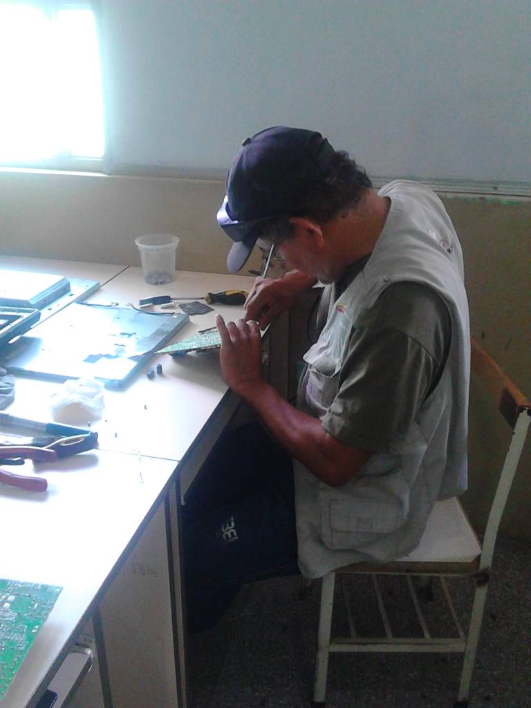 cbitcarabobo's tweet photo. #Hoy es el 3er día de rehabilitación del CBIT Mahatma Gandhi; en esta oportunidad #ReparaciónDeMonitores @Fundabit @vane_prieto @SalaCarabobo @DhelizAlvarez @JauaMiranda @MPPEDUCACION https://t.co/2dej1l7Fun