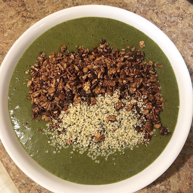 Strawberry, banana and kale smoothie bowl. Also has chia seeds and hemp seeds.
#greensmoothie #vegangreensmoothie #healthygreens #healthygreensmoothie #vegangains #veganfood #smoothiebowl #smoothiebowls #veganmeals #vegan #plantbaseddiet #greensmoothiebo… ift.tt/2HcnhKw