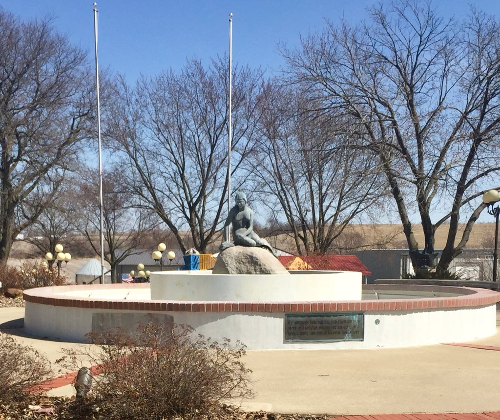 DKambUSA's tweet photo. In #Iowa longing for a piece of #Denmark? Don’t miss the Danish Villages Elk Horn and Kimballton. Made me feel right at home. Bumped into the Little Mermaid and was put to the test by students at Elk Horn-Kimballton Elementary School who new more about #Vikings than I did https://t.co/dCEBGUm0Ok
