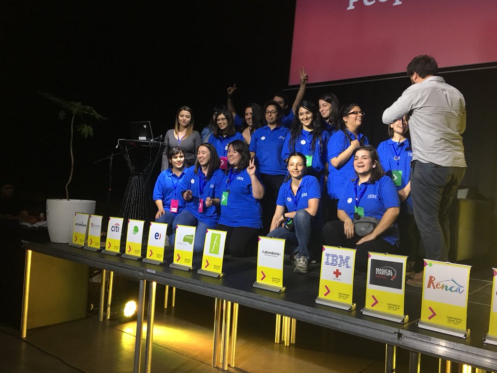 PieraCurotto's tweet photo. El team de @IBMdeChile y @CruzRojaChilena ganó el premio #Peoplechoice y #Unicornio por el impacto comunidad que tiene su proyecto #TalentFestSCL de @Laboratoriala 👏👏👏 😍 felicitaciones!!! @citizenIBM @EmpleosIBMLatam @IBMVolunteers https://t.co/2mSZOChYeo