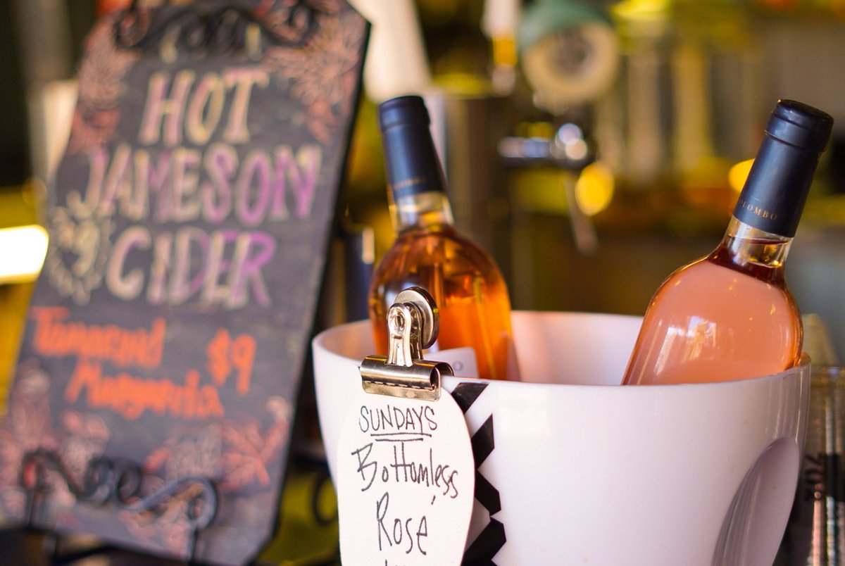 DTContainerPark's tweet photo. Where there's a will, there's a rose'! Its officially bottomless rose' season at Bin 702 every Sunday. Pair it with their famous monteditos! 🥂🌷
#DTLV #DowntownContainerPark #ContainerPark #Bin702 #DowntownLasVegas #LasVegas #BottomlessBooze https://t.co/PwMigaQt5V