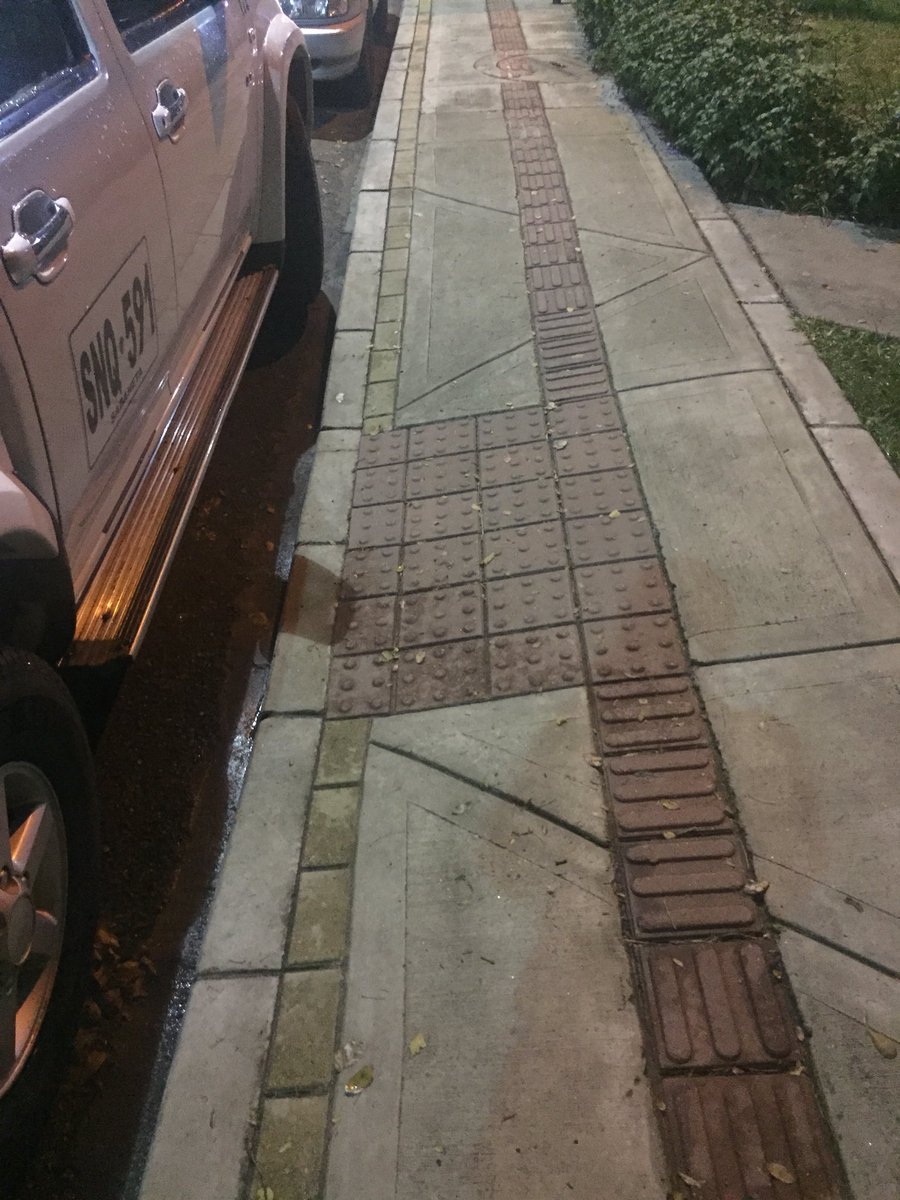 Denunció caso de abuso, por parte de el conductor de el vehículo placa blanca SNQ591, el cual se encuentra mal parqueado obstaculizando el acceso al bloque 1 de barrio tricentenario Medellín, ya que se le solicitó mover el vehículo del lugar y su respuesta fue agresiva.  <a href="/sttmed/">Movilidad - Alcaldía de Medellín</a>