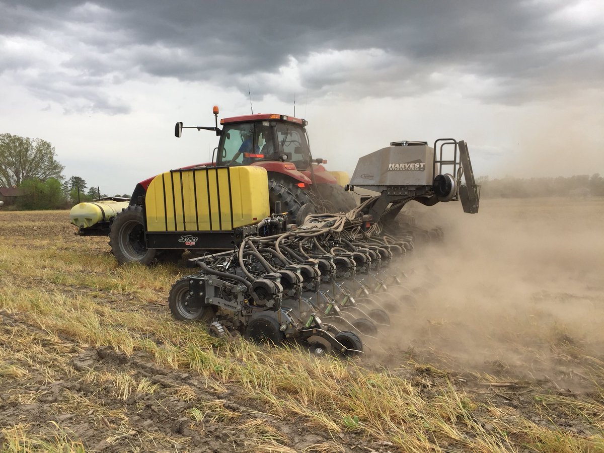 PlantingInDixie's tweet image. Coastal AgroVision @precision_plant and @Harvest_Int_Mfg making it rain that @Asgrow_DEKALB seed with #vDrive #DeltaForce #vApply #CleanSweep in NC
