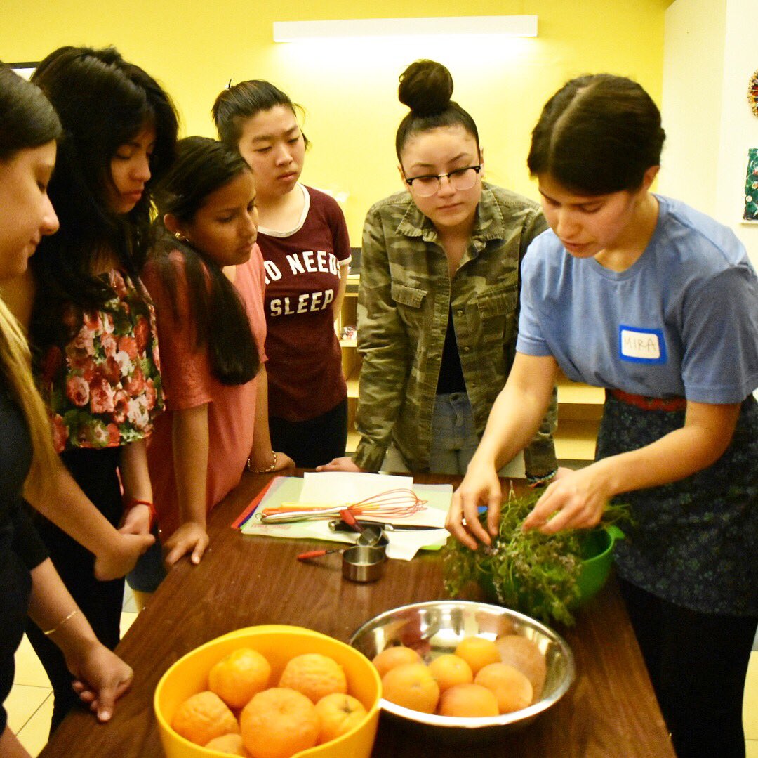 cooking_project's tweet photo. The Cooking Project loves to focus on using fresh ingredients from the local Farmers Market and that’s exactly what we did! Mira is a La Cocina chef and showed us how to be versatile while cooking with seasonal ingredients  @mirald @eatqueenpickle @OasisForGirls @lacocinasf https://t.co/mJzdHOvSns