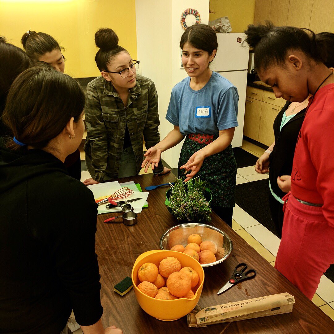 cooking_project's tweet photo. The Cooking Project loves to focus on using fresh ingredients from the local Farmers Market and that’s exactly what we did! Mira is a La Cocina chef and showed us how to be versatile while cooking with seasonal ingredients  @mirald @eatqueenpickle @OasisForGirls @lacocinasf https://t.co/mJzdHOvSns