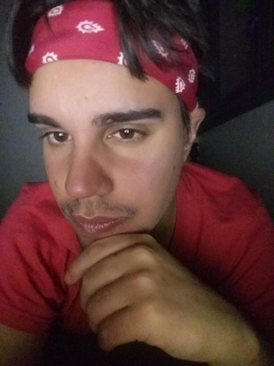 evange_lio's tweet photo. Me estoy dejando el pelo LARGO y me pongo el pañuelo este para que mi pelo tenga una leve onda xq #PeloLacio https://t.co/jIs4MTqNhI