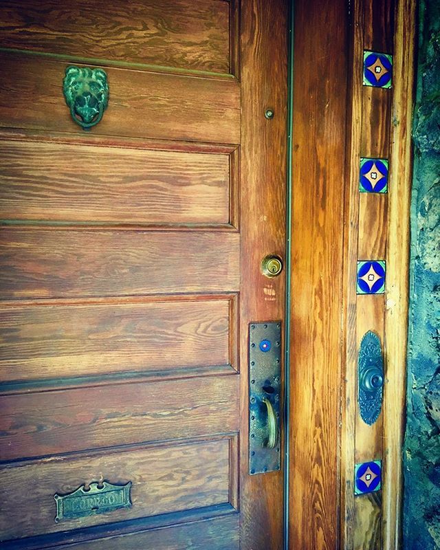 mariahmckay's tweet photo. Welcome home to the #haystackhotel #sharedhouse #olddoor #antique #historichouse #spanisharchitecture #doors #doorstep #doorsofinstagram #home #spokane #woodworking #spokanewa #builtin1895 https://t.co/FYMTtiInZT https://t.co/zhfZ9jV1Vr