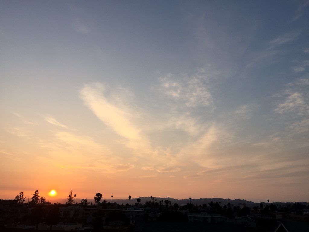 Jen77_r's tweet photo. A cloudy sunset ๐ฅ #aprilsunset #springseason #jenskylover https://t.co/2B8YYi0l48