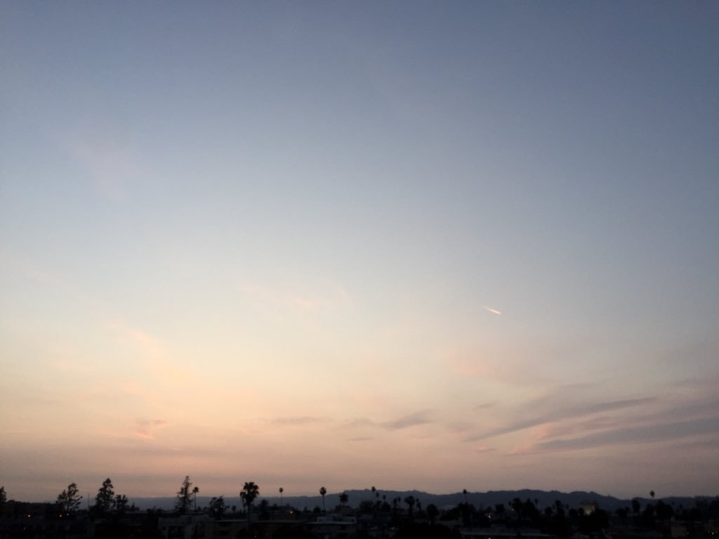 Jen77_r's tweet photo. A cloudy sunset ๐ฅ #aprilsunset #springseason #jenskylover https://t.co/2B8YYi0l48