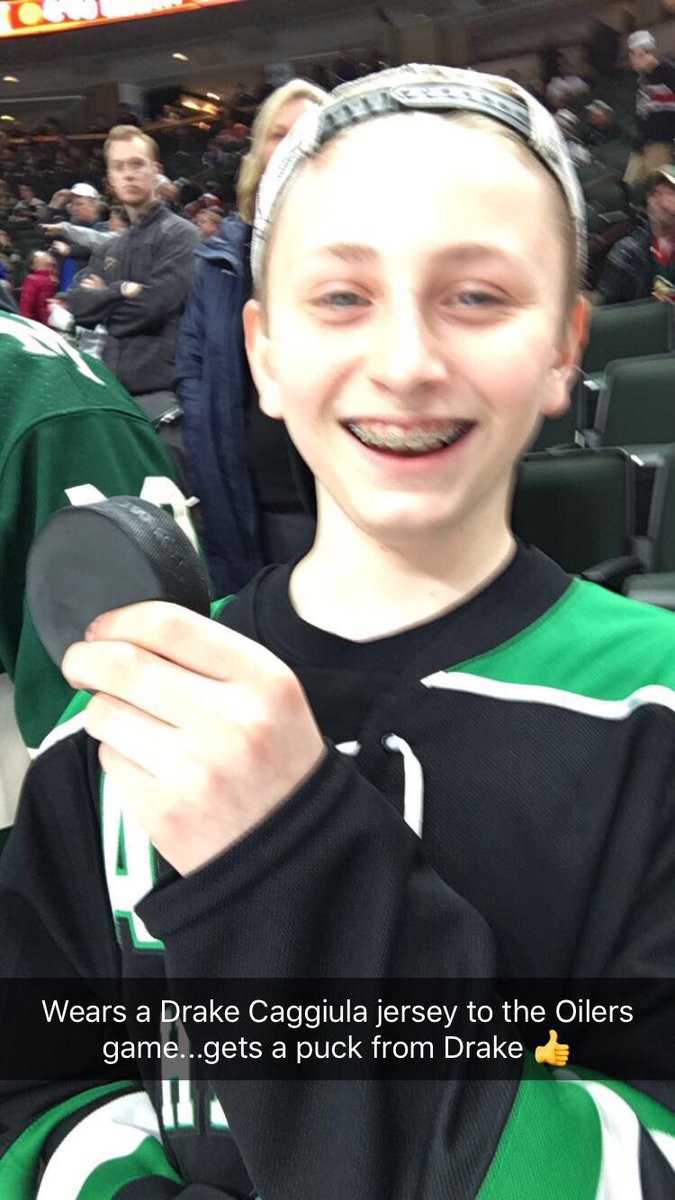 R_Dub59's tweet photo. Big thanks to @drakecaggiula for throwing my brother a puck #yeahsiouxsioux https://t.co/beTaFXRuSq