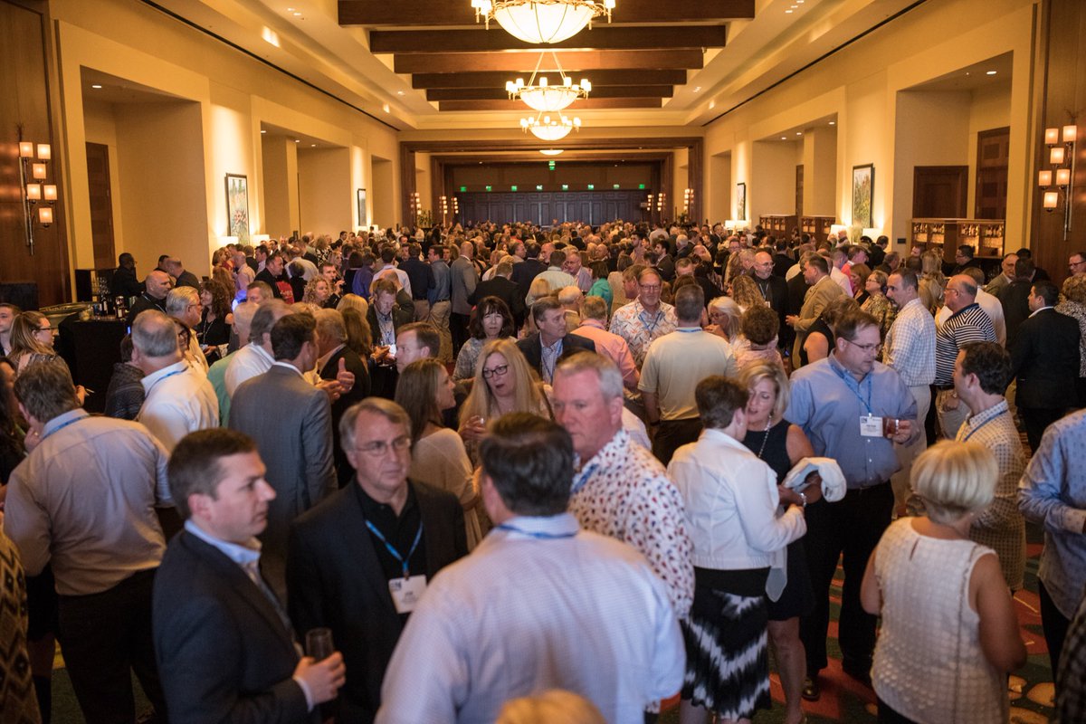 jrgentille's tweet photo. “Small” crowd waiting to get into the ballroom for the dinner and Keith Urnan concert. Good thing for the lobby bars! #MCAA18 https://t.co/24ASynIuAE