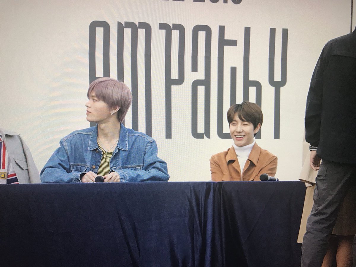 hrjactivities's tweet photo. renjun making this fansign look like yuta brought his son to work (2018) https://t.co/AzNagLR3ML