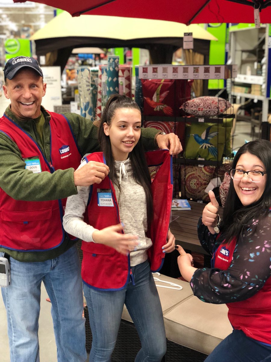fnavarro2016's tweet photo. 🎉🎉Another VESTED moment at Lowe’s of Union! 🎉🎉Yohanna - Seasonal ISLG excited, proud and focused on delivering amazing customer service ! @Team1939 @church1230md @HahnDianne @SisaDesigns @GamatkoMatt https://t.co/Rxsc4cX1JE