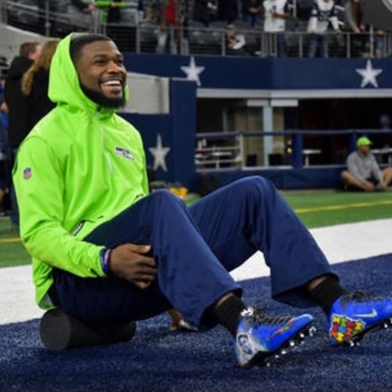 CuSTheArtist's tweet photo. #AutismAwarenessDay these were the cleats I did for @terencegarvin52 with his family members on there. Very special pair I had fun working on. #CusTheArtist #cleats #customcleats #hype #hypebeast #dope #dopekicks #seattle #GoHawks #Autism #austismawareness #angelus #football #nfl https://t.co/iM8qxcNqg0