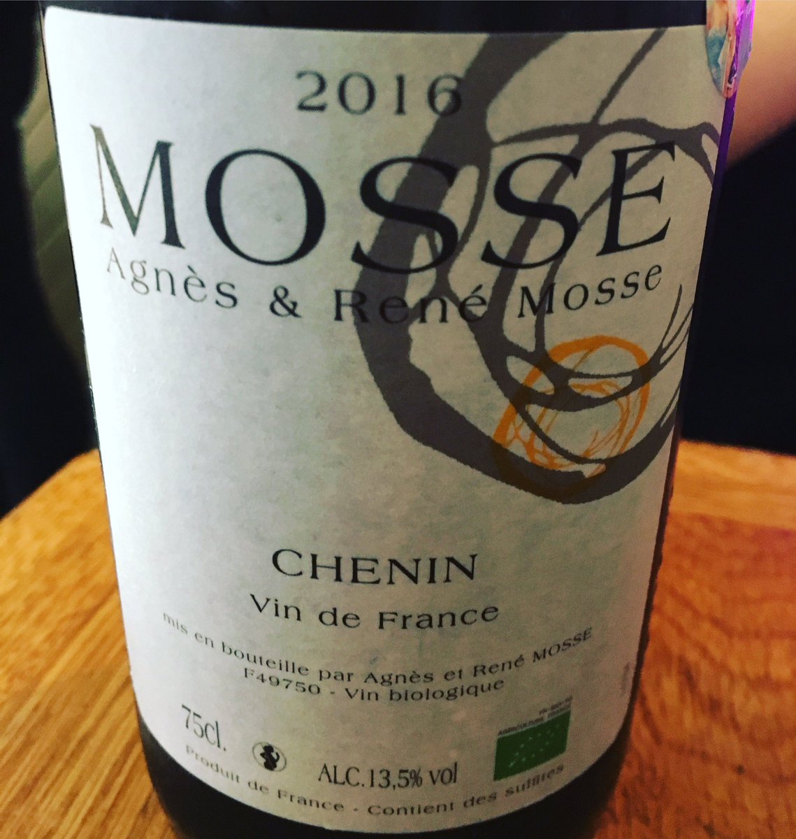 winemtl's tweet photo. Le rosé (travel) et ce chenin, 2 coup de coeur de cette maison.  Texture-lively-concentré-intense pamplemousse but controlled. Rarement bu nature aussi classique en restant original et true. Loire but famous from NYC to Paris--rising stars. 36$ Buy Dispo Juin @levindanslesvoiles https://t.co/20YMrrm5m1