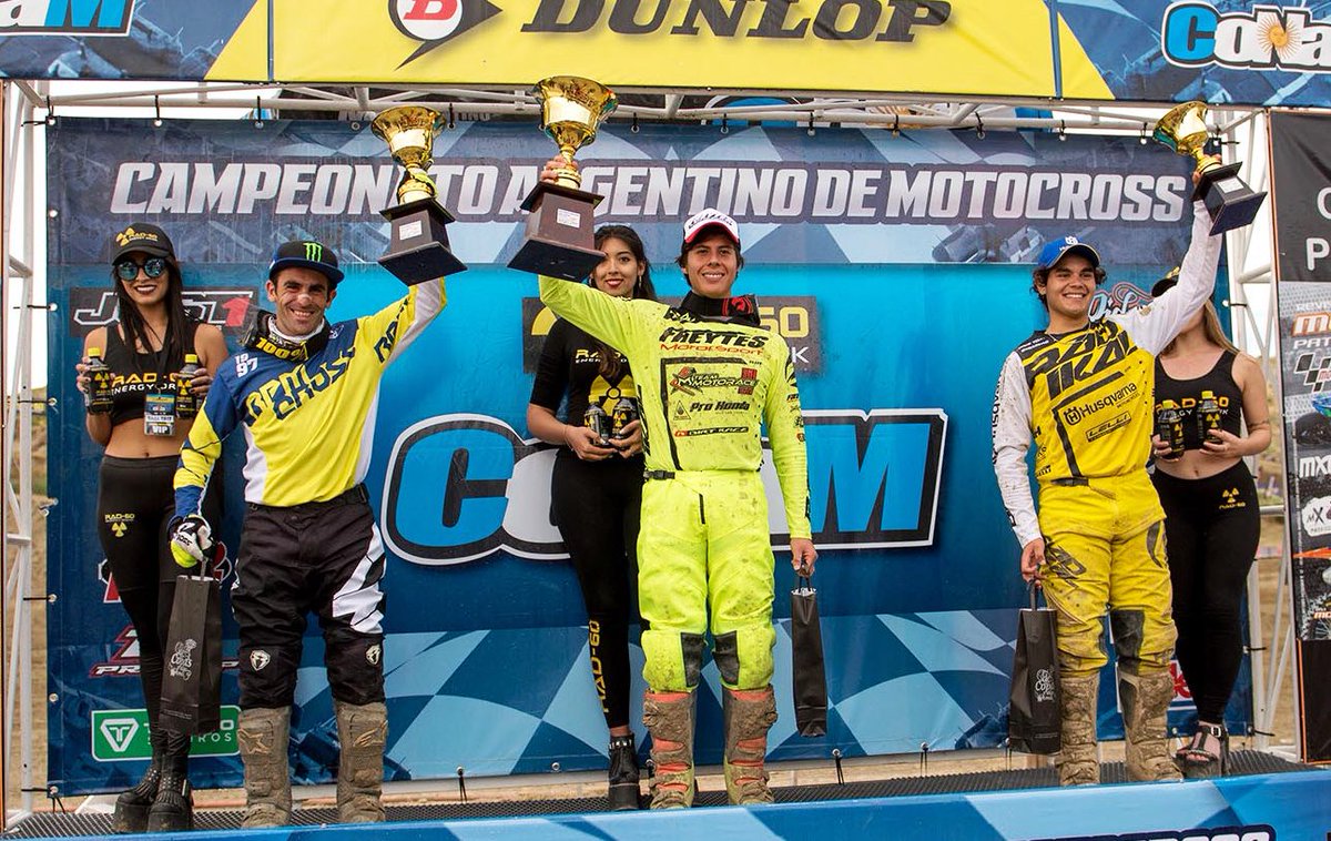 Imagen de podio. La MX2 tuvo nuevamente al boliviano Marco Antezana como vencedor, segundo fue <a href="/MxTrossero/">Marcos Trossero</a> y concluyó en el puesto 3 el cordobés Bernardo Blanco <a href="/CONAMOK/">Campeonato Argentino Motocross</a>
