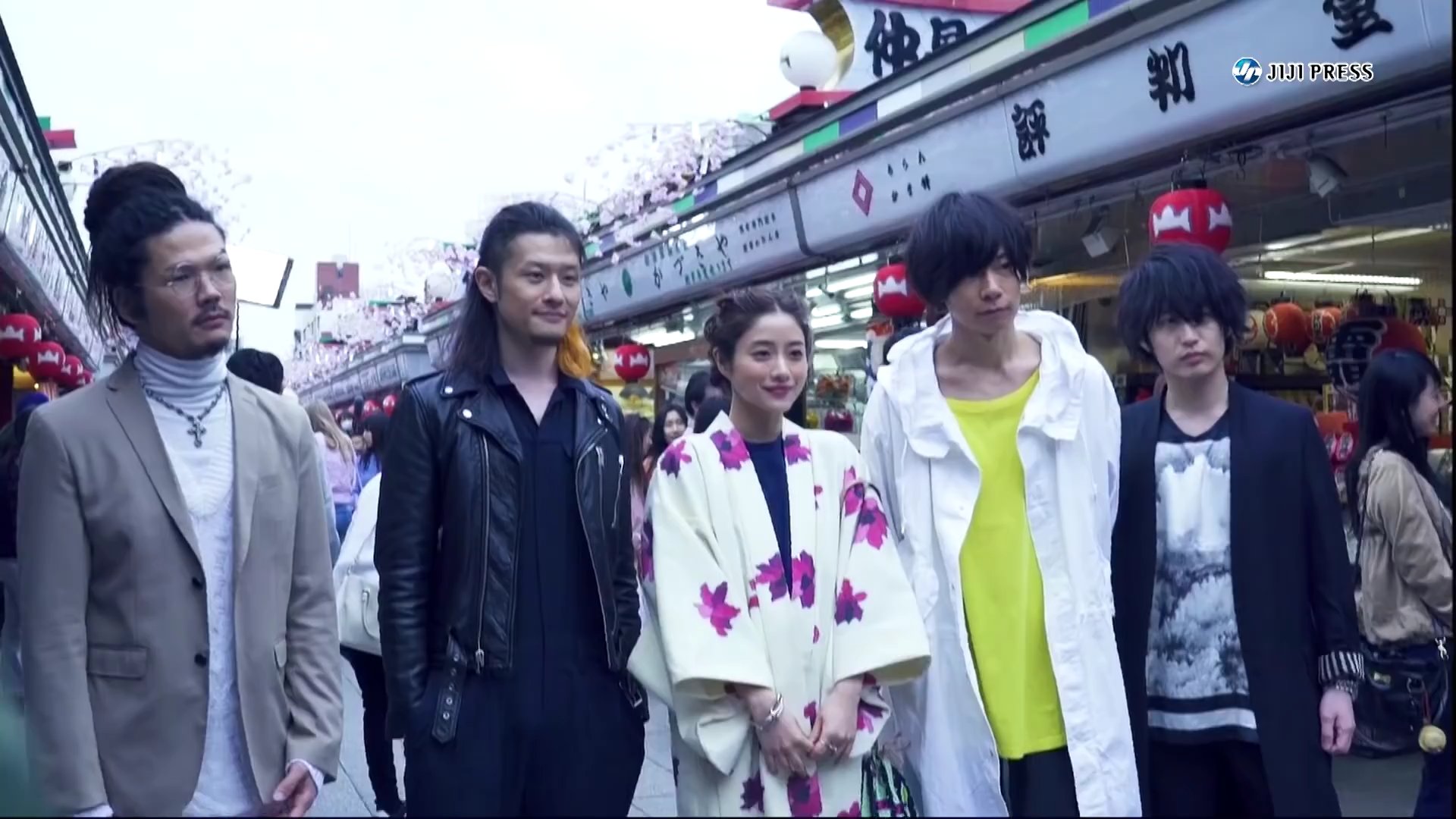 お国らぶ 石原さとみ アレキサンドロス In 浅草 仲見世通り 石原さとみ Alexandros さとみん会 T Co Cgrvkai4zy Twitter