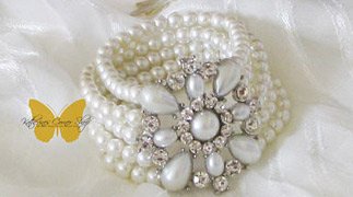 TheWVcom's tweet photo. Bride's Gorgeous Pearl &amp; Rhinestone Bracelet! You will love the elegance this bracelet offers, perfect for every bride! Enter now for your chance to win from @GoAskKatie 
https://t.co/MqOMpWlUpJ
#pearls
#bridalbling
#weddingplanning2018 https://t.co/SD5DQ4JFhf