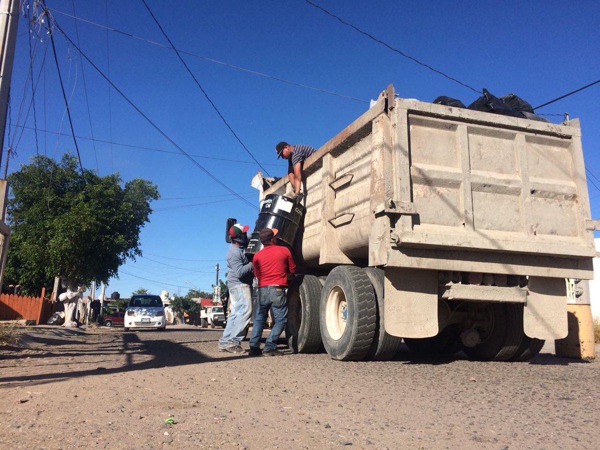 LicPipoBarreraG's tweet photo. #GuaymasLimpio
La DSPM continua la limpieza de basura. En el norte del Puerto. Se recomienda ponerlas en bolsas bien amarradas. Y evitar desparrames. Se espera que ya muy pronto se de una solución al asunto.
@LaRealnoticia
@JavierSantin1 @rosamariabarre8 @CPJannyBarrera https://t.co/q4PGFkzmBf