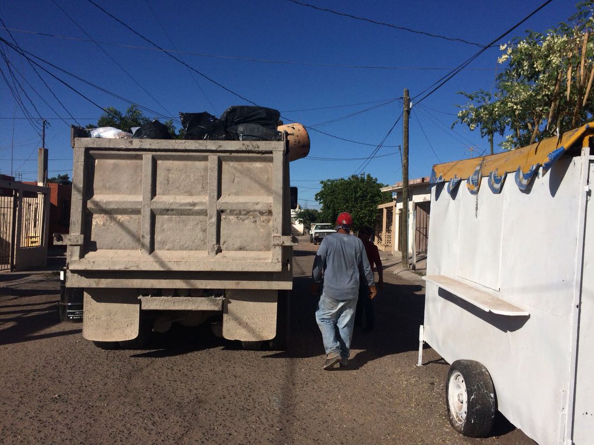 LicPipoBarreraG's tweet photo. #GuaymasLimpio
La DSPM continua la limpieza de basura. En el norte del Puerto. Se recomienda ponerlas en bolsas bien amarradas. Y evitar desparrames. Se espera que ya muy pronto se de una solución al asunto.
@LaRealnoticia
@JavierSantin1 @rosamariabarre8 @CPJannyBarrera https://t.co/q4PGFkzmBf