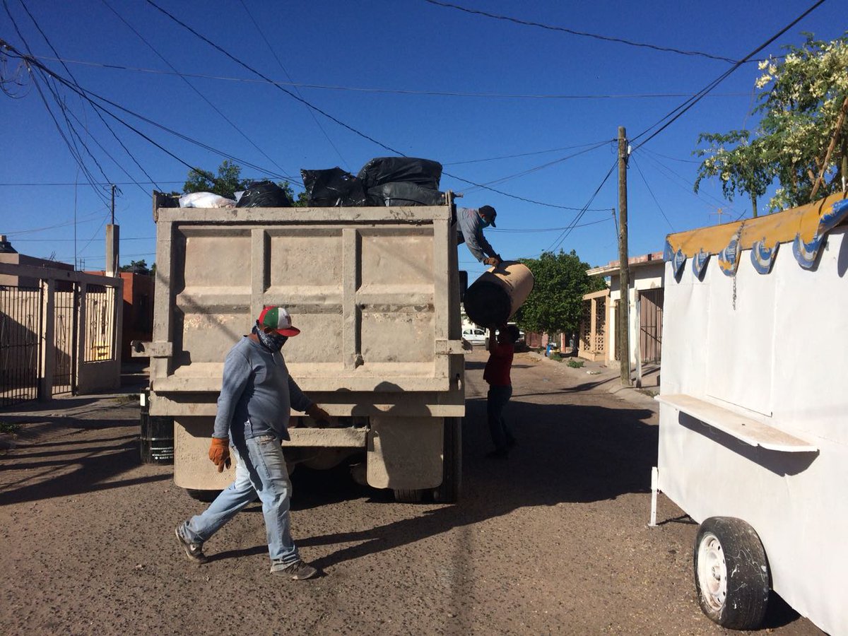 LicPipoBarreraG's tweet photo. #GuaymasLimpio
La DSPM continua la limpieza de basura. En el norte del Puerto. Se recomienda ponerlas en bolsas bien amarradas. Y evitar desparrames. Se espera que ya muy pronto se de una solución al asunto.
@LaRealnoticia
@JavierSantin1 @rosamariabarre8 @CPJannyBarrera https://t.co/q4PGFkzmBf