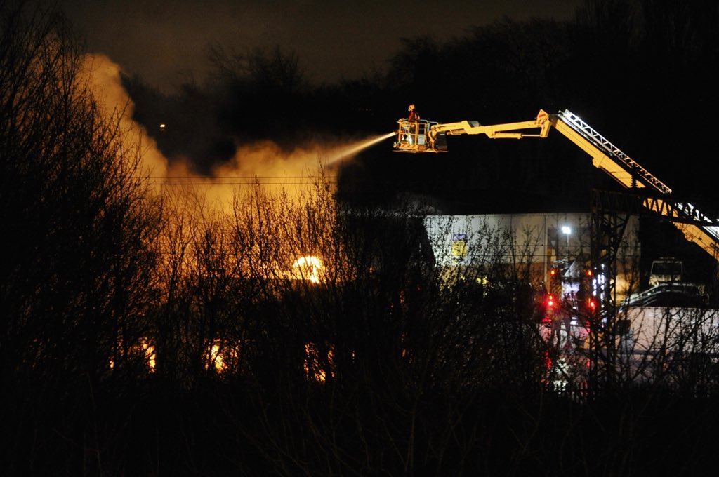 snappersk's tweet photo. @WestMidsFire @WMPolice @WMASHART @OFFICIALWMAS in attendance at a large scale factory #fire #AlmaStreet #wolverhampton @birmingham_live @ExpressandStar @ITVCentral @bbcmtd @Jim5875 @HannahStokesITV @EandS_Wton All Rights Reserved #snappersk https://t.co/JoUxg4PviF