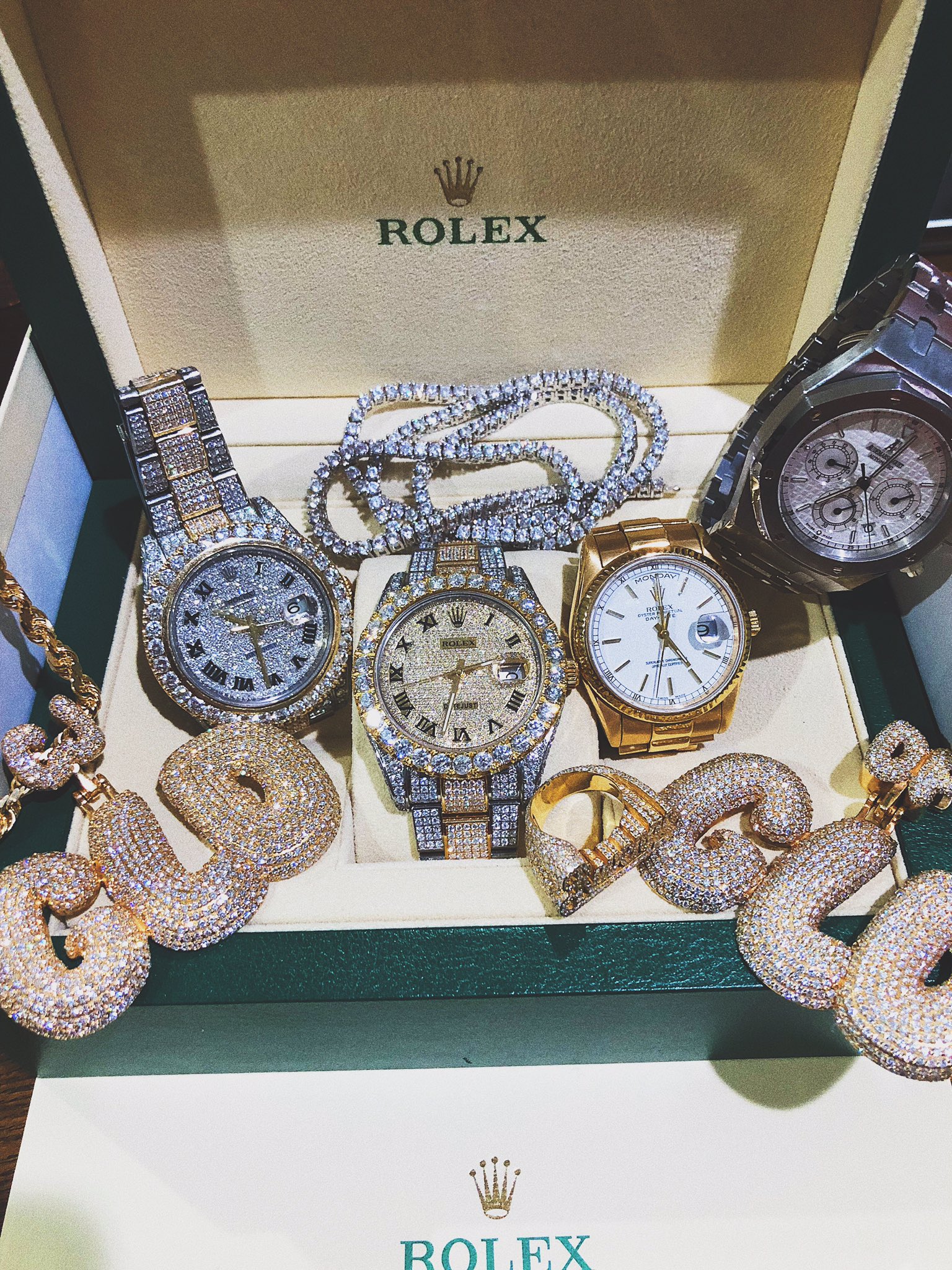 Gld shop watches new arrivals
