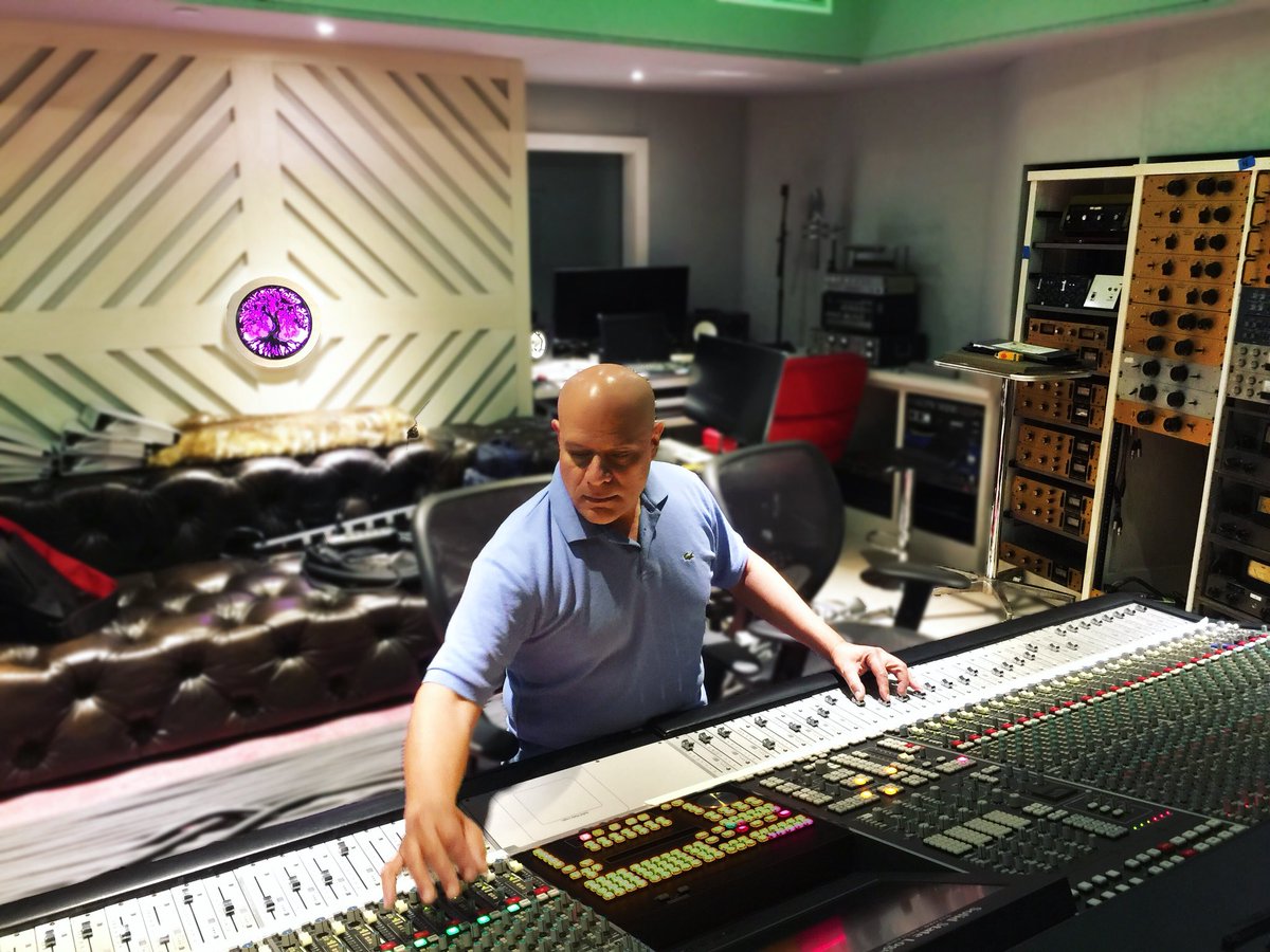 Enjoying this mix with the magic sound of this console! 👍🎶🎶 
#juancarlosnietog #mixing #studio #producers #audioengineer #rocknroll #cubase #SSL #music #ibeathouse #goodmusic #waves #goodvides #winning #audio #star #singer #production #greatminds #miami #la2a #bangybangrecords