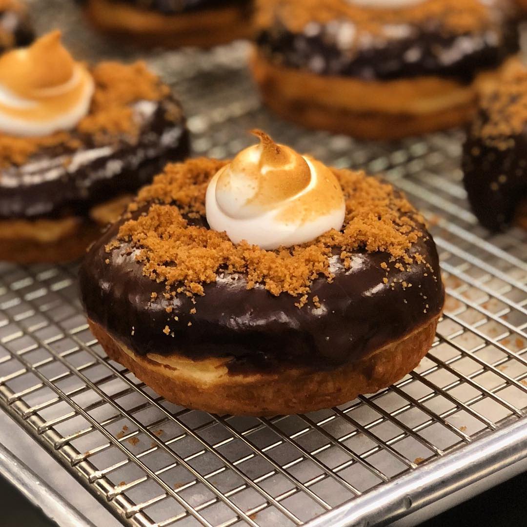 How heavenly! .🍩🍩🍩🍩🍩🍩
#Repost @doughsidedonuts
• • •
Doin’ It for the ‘Graham..Tonight @wrenchandrodent &amp; @thewhetnoodle with the S’mores #Donuts these special treats are Amazing...We make every part of This Deliciousness. ⚡️ #VeganDonuts #vegandonut #Gourmet #Handmade