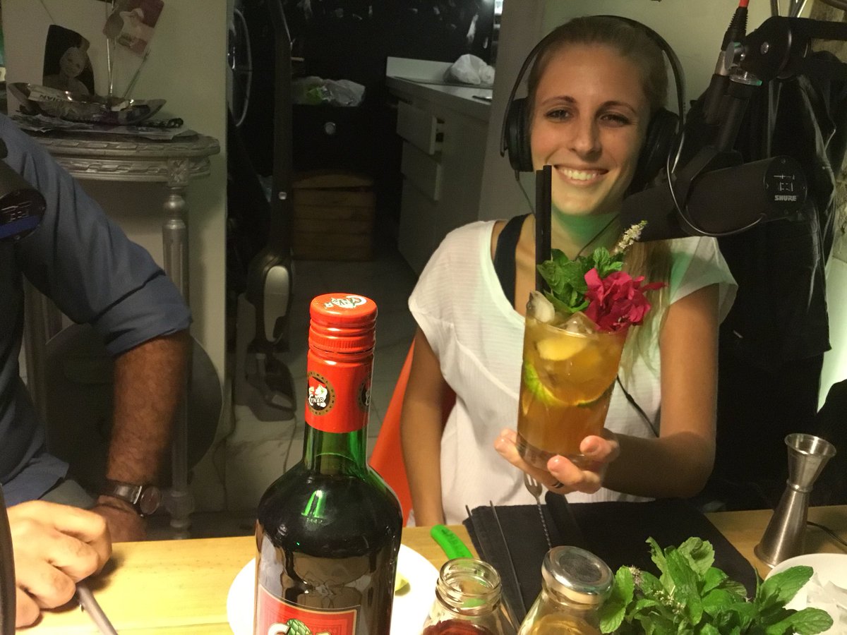 NoHayApuro's tweet photo. @ailinambrosio nos preparó un #merprince, su trago a base de cynar y flor de Santa Rita. Espectacular! https://t.co/RRWAi8iT9m