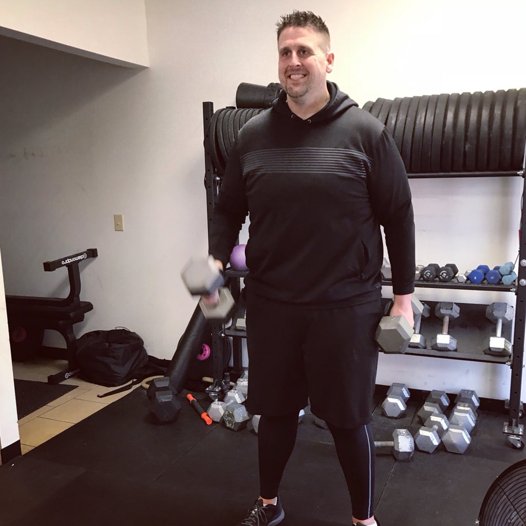 SteeleProject22's tweet photo. A little accessory work after crossfit! Rockin my @michaelstrahan MSX workout gear! #thesteeleproject #goals #crossfit #workout https://t.co/SRiTyUDmBi