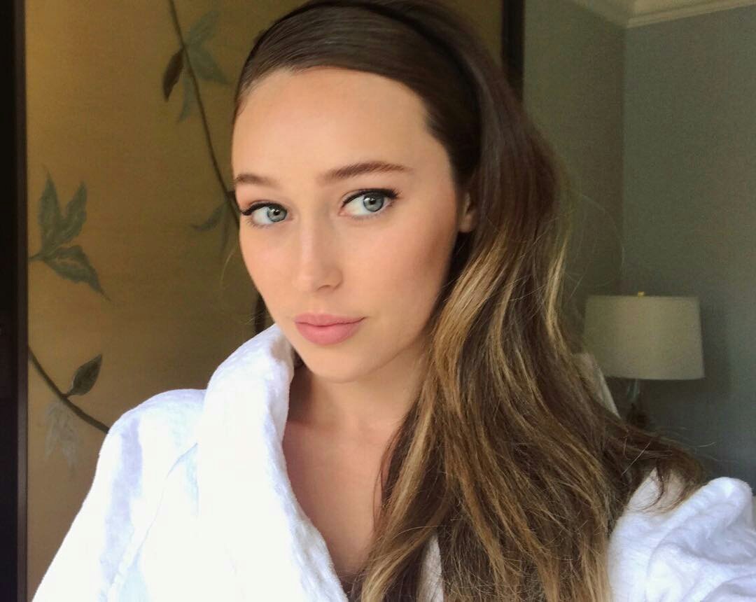 DebnamCareyArg's tweet photo. Regrann from @bobbyeliot  -  @alyciajasmin giving you a little 60's French girl moment 💝#velvetheadband #alyciadebnamcarey #dreamgirl #beauty #Makeup @kristeeliu #hairbybobbyeliot @starworksartists  - #regrann https://t.co/3EfNxWYHOo