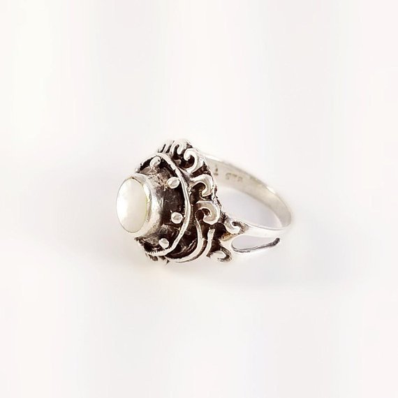 MidModMix's tweet photo. Ornate Vintage MOP Ring - Round Mother of Pearl Ring - Vintage Sterling Ring - Engraved Sterling Ring #MotherOfPearl #MopRing #SterlingRing #VintageSilverRing  #MopCabochon #SilverSwirls #RoundCabochon #925Ring
➤ https://t.co/G33GPufbWQ
via @outfy https://t.co/2s9UO1ShhJ