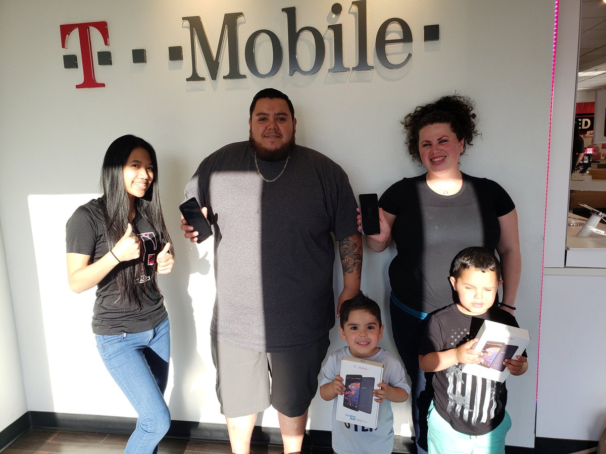 MayraHaro3's tweet photo. Rep Kayla helped out our customers take advantage of the Samsung S9 BOGO and turned a 2 liner into a 4 with tablets for the kids. Nice job! https://t.co/6LVIyOSijI