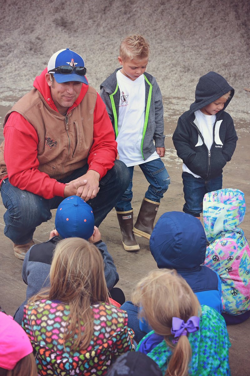 CattleTales's tweet photo. Farm tours are a great way to help build strong communities. This #NationalVolunteerMonth what will you do to give back? #cattletales https://t.co/PtlxTTgPl9