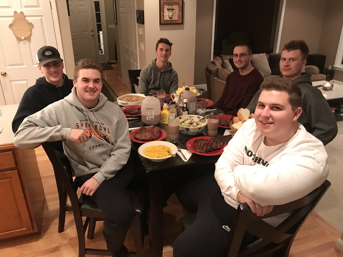evangwozdz's tweet photo. A QB always has to feed his linemen #OLineDinner2018 @linemanissues https://t.co/LAdE1GpVUw