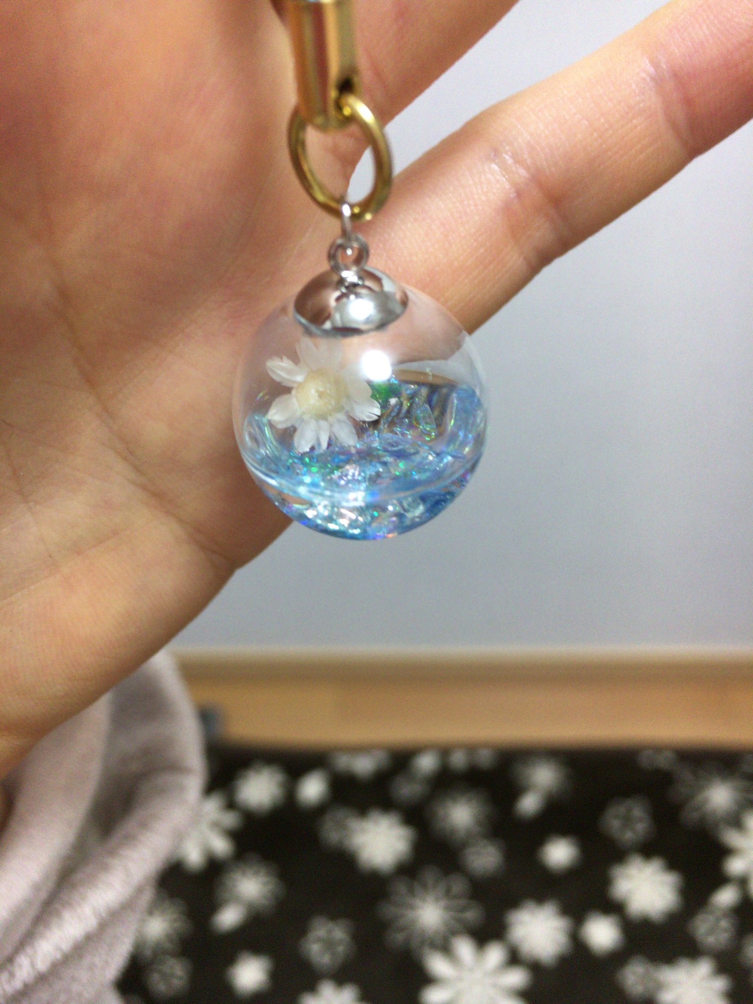緋花 V Twitter ガラスドームとレジンでキーホルダーを作りました 同系色でまとめてみたんですけど 青白いいかも 自分で言っちゃう 色の配色勉強します レジン レジン好きな方と繋がりたい ガラスドーム ハンドメイド T Co 8jmrm Twitter